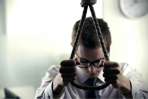 Мужчина держит веревку